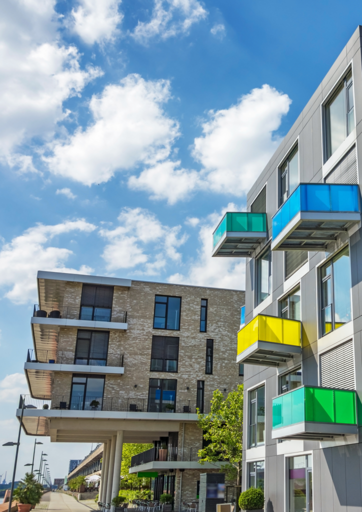 Résidence moderne aux balcons colorés