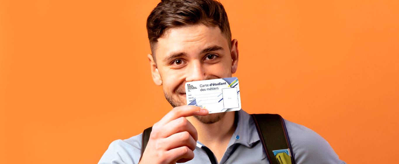 Un apprenti présente sa carte d’étudiant des métiers